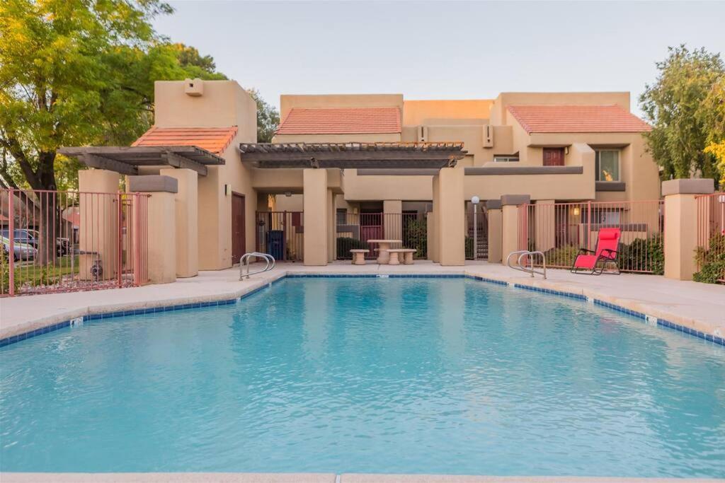 Cozy Condo Near Mcc With Pool, Bbq, Covered Parking Mesa Exterior photo